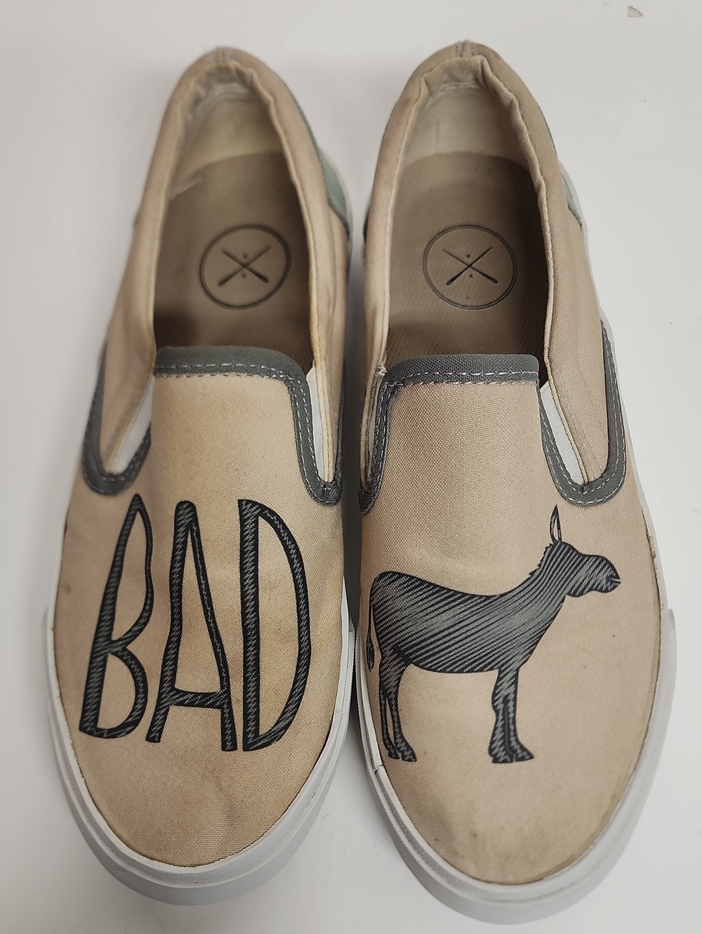 Inkkas Beige Slip-On Canvas Shoes w/ Graphics unisex W9 M7  Conversation Starter